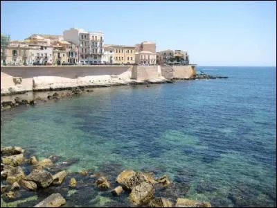 Quel chanteur aimerait tant voir Syracuse avant que sa jeunesse s'use ?