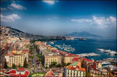 Pour quelle chanteuse c'est toujours à Naples qu'on s'aime d'amour ?