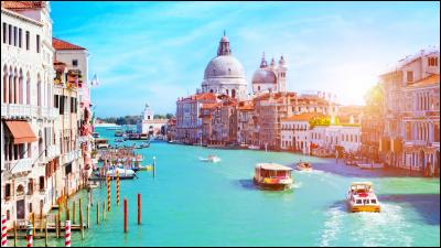 Quel duo a laissé les gondoles à Venise, le printemps sur la Tamise ?
