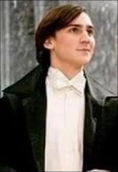 Comment s'appelle ce jeune garçon, cavalier de Fleur Delacour lors du bal de Noël ?