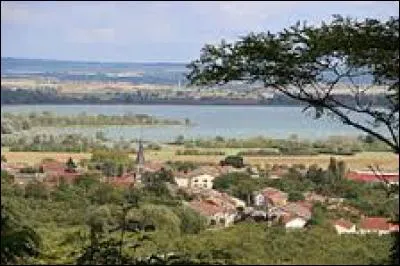Voici une vue du village lorrain d'Heudicourt-sous-les-Côtes, avec en arrière-plan le Lac de Madine. Il se situe dans le département ...
