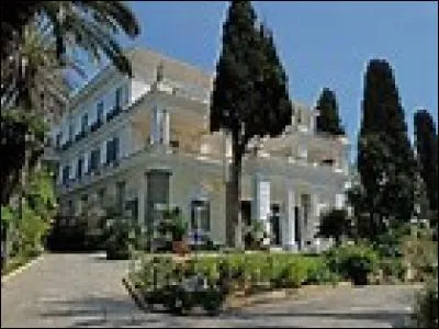 Où peut-on visiter le palais néoclassique de style pompéien construit par Sissi, l'impératrice d'Autriche-Hongrie, en l'honneur du héros homérique Achille ?