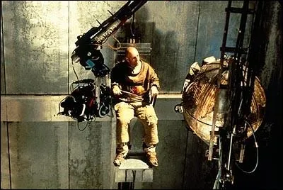 Vivant sous terre, Bruce Willis est envoyé dans le passé pour découvrir le pourquoi du comment...