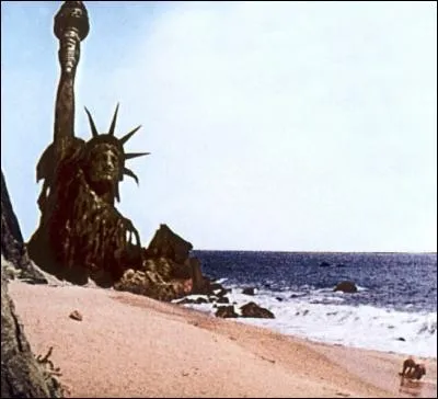 Premier film d'une saga qui a nécessité des heures de maquillage et dont l'acteur principal est Charlton Heston, uniquement pour le premier...