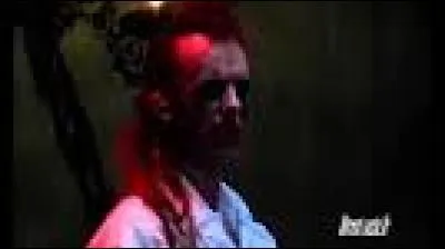 Il &eacute;tait l'interpr&egrave;te de Dracula dans "Dracula le musical".Son nom est?