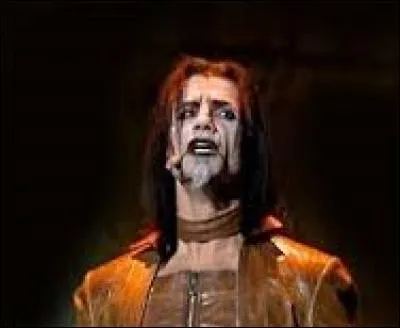 Dans quelle autre com&eacute;die musicale a jou&eacute; l'interpr&egrave;te principal de "Dracula entre l'amour et la mort"?