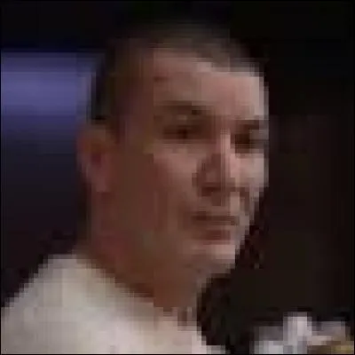 Quelle somme s'est fait dérober Karim par un homme qui le menaçait avec une arme ?