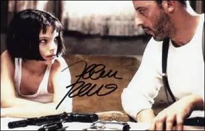 Dans le film de Luc Besson "Léon" au bout de quelle arme Jean Reno met-il un silencieux ?