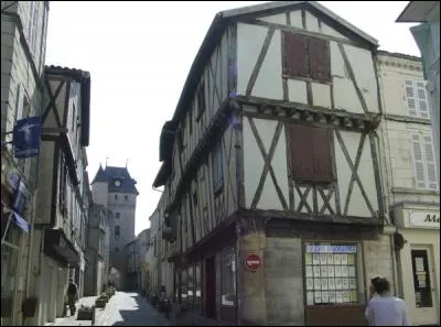 Les maisons à pans de bois des XVe et XVIe siècles ne cessent de charmer les habitants de Saint-Jean-d'Angély,...