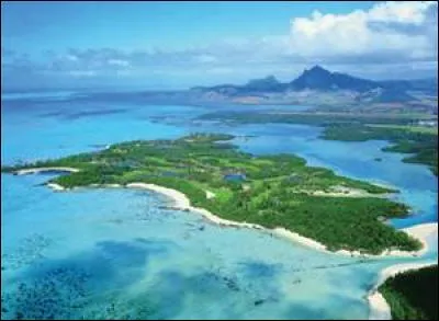 Quelle jolie petite île est facilement accessible en catamaran ?