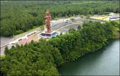 A Grand Bassin, quelle divinité est représentée par une statue de 108 pieds de haut ?