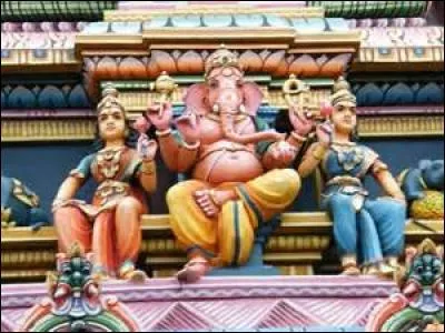 Quel dieu est représenté à l'extérieur de ce temple tamoul ?