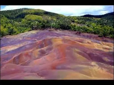 Quel élément est présent en quantité dans le sol des "Terres de Sept Couleurs" ?