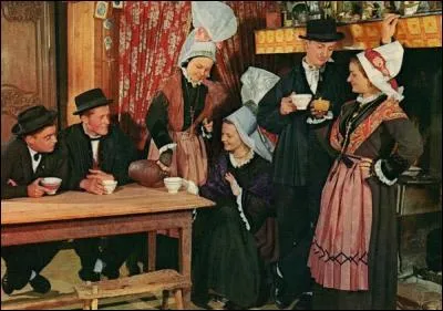 Ce sont des costumes traditionnels de La Hague et du Cotentin, ils sont donc ------.