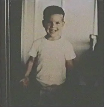 J'ai eu un enfant avec Katy Holmes. Qui suis-je ?