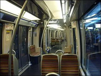 Puisque métro il y a, nous sommes assis en voiture, sur les banquettes. Elle vient d'où la banquette ?