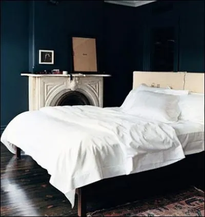 Laissons les coussins de côté, et tirons sur nous le drap de lit. D'où vient-il le mot "drap" ?