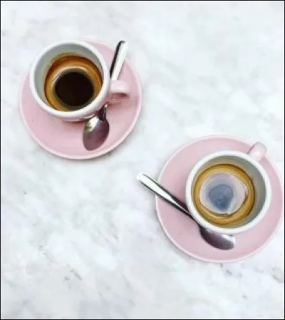 En pyjama, dirigeons-nous vers la cuisine, pour nous servir un "café", mot qui vient... ?