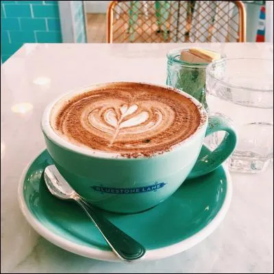 Pourquoi ne pas adoucir le café avec un peu de crème, mot qui vient, lui, de... ?