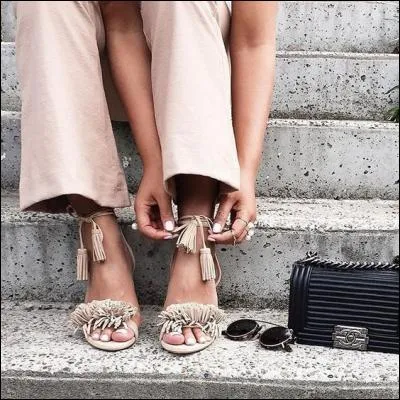 Une fois lavés, passons un pantalon, un mot amusant qui vient bien sûr, curieusement, de... ?