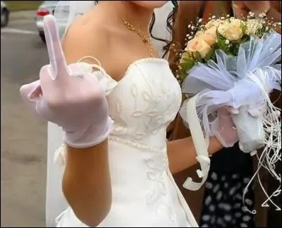 Vers quatres heures du matin, la mariée s'en allat avec un grand salue à la noce.