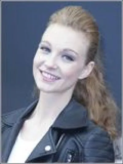 Comment se prénomme cette jeune femme ?