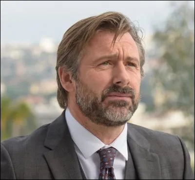 Qui joue le rôle du chef du clan Chevalier ?