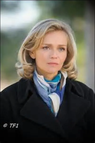 Qui joue le rôle de l'assistante et compagne de monsieur Chevalier ?