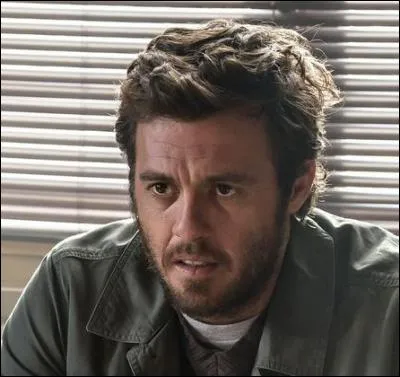 Quel est le nom de famille du policier ?