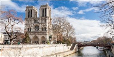 Notre-Dame de Paris est une cathédrale de style :