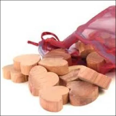 Quels insectes allez-vous éloigner de vos armoires avec ces jolis morceaux de bois ?