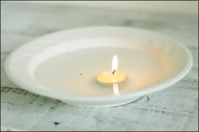 De l'eau savonneuse, de la lumière et rien de tel pour attirer ces bestioles avides de vous sucer le sang !