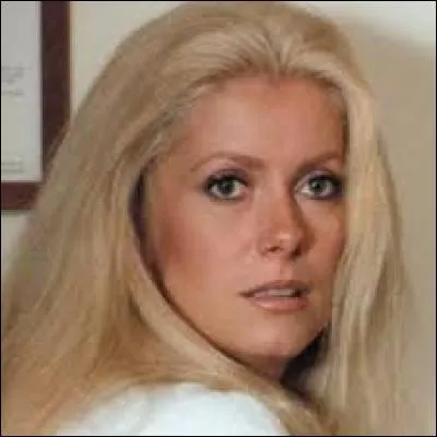 Vous visitez un musée, et vous arrêtez devant une oeuvre, une sculpture de métal, qui vous intrigue. Au bout d'un moment, le gardien de la salle s'approche et vous dit...