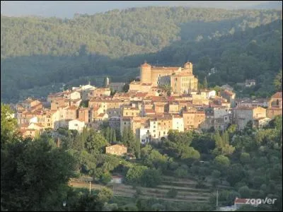 Village perché dans l'Est-Var juste à côté du lac de Saint-Cassiens, c'est...