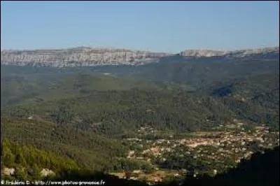 Village perdu dans les Alpilles, entouré de montagnes imposantes à la frontière des Bouches-du-Rhône, c'est...