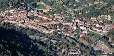 Village du centre Var célèbre pour ses carreaux de terre cuite et son village provençal, il s'appelle...