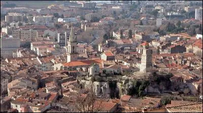 Ancienne préfecture du Var nichée en bas des collines. Principal centre de communication routier entre le Nord et le Sud du Var, c'est...