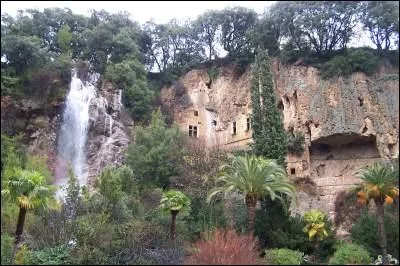 Village célèbre pour sa grotte et ses habitats troglodytes possédant une belle cascade qui surplombe le village, c'est...