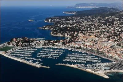 Ville sur la côte du Var-Ouest célèbre pour son vin, c'est...