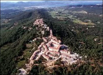 Village perché qui domine la presqu'île de Saint-Tropez qui possède aussi un port, c'est...