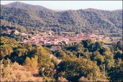 Village au milieu du massif des Maures surplombé par Notre-Dame-des-Anges. Il est aussi célèbre pour ses châtaignes, c'est...