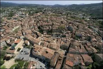 Ville en Provence verte, sous-préfecture du Var dominée par la montagne de la Loube. Elle est traversée par Le Caramy, c'est...
