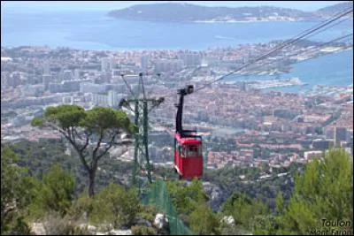 Ville la plus peuplée du Var elle en est le chef-lieu comprenant un port militaire. Dominée par le Mont-Faron, c'est...