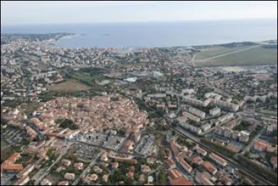 Ville de la Côte d'Azur touristique, grande ancienne cité romaine où l'on retrouve énormément de vestiges gallo-romains, c'est...