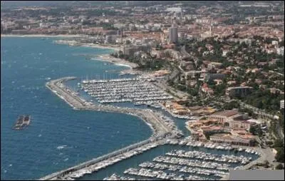 Station balnéaire de la Côte d'Azur où figure la célèbre Corniche d'or et le sémaphore du Dramont, c'est...
