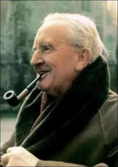 Septembre : De John Ronald Reuel Tolkien, on connaît surtout ''Le Seigneur des anneaux'' , une œuvre en trois parties : ''La -------- de l'Anneau'' , ''Les Deux --------'' et ''Le --------- du Roi'' . Quels sont les trois mots qui complètent ces titres ?