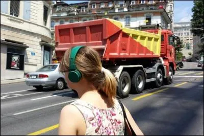 Vous marchez dans la rue avec vos écouteurs ; que faites-vous ?
