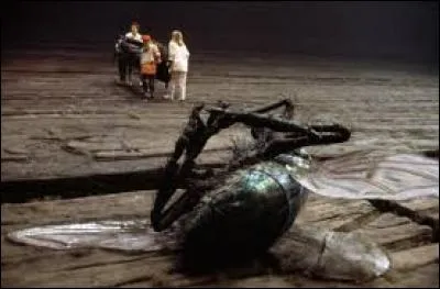 Dans "Chérie, j'ai rétréci les gosses", quel insecte devient ami avec les enfants et les transporte sur son dos ?