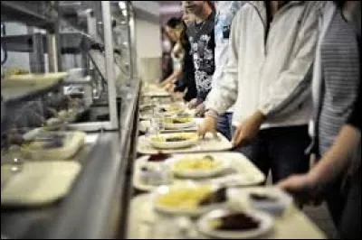 Je ne rentre pas chez moi pour manger car je mange à la :