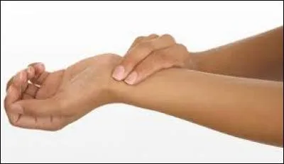 Le pouls est le battement d'une artère qui est perceptible à travers la peau.